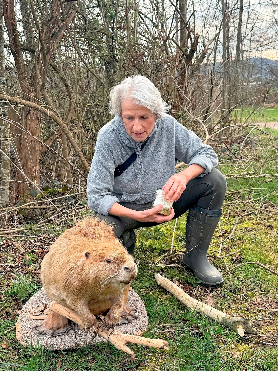 Fachbüro Biberfragen und Auenschutz – Eine junge Wissenschaftlerin, Ökologin und Zoologin, die in einem Naturschutzgebiet in den Bergen eine Fotofalle aufstellt, um Daten über Populationen gefährdeter und seltener Tierarten zu sammeln, Wildtierreservat